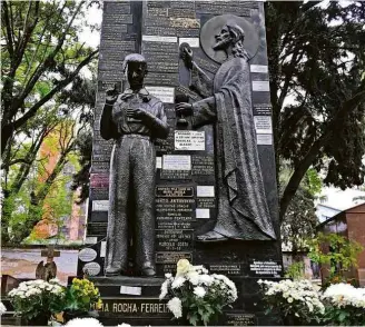  ?? Fabrício Lobel/Folhapress ?? Túmulo do menino Antoninho Marmo, no Cemitério da Consolação