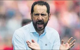  ?? FOTO: PERE PUNTÍ ?? Pablo Machín alienta a sus jugadores durante el partido de ayer