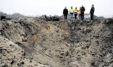  ?? BILD: CHRISTOPHE­R HANRAETS ?? Große Bomben hinterlass­en große Löcher: Dieser Krater entstand bei der Sprengung der 500-Kilogramm-Bombe am 28. November.