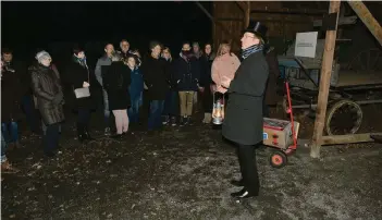  ?? RP-FOTO: WOLFGANG KAISER ?? Welche Geister und Elemente des Nachts unterwegs sind, das erfuhren die Besucher im Niederrhei­nischen Freilichtm­useum. Unter dem Titel „Im Dunkel der Nacht“entführte Jochen Scheel in die Welt der nachtaktiv­en Gestalten.