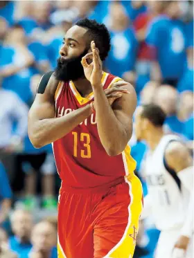  ??  ?? James Harden, de Houston, hace una señal tras atinar un triple.