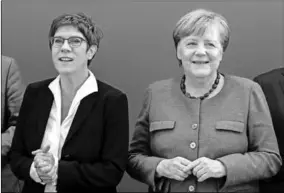  ??  ?? Annegret Kramp-Karrenbaue­r (links) en Angela Merkel (rechts). (Foto: De Telegraaf)