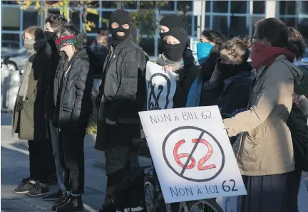  ?? CHRISTINNE MUSCHI FILES ?? People protest against Bill 62 on the No. 80 bus route at Parc Metro station last week.