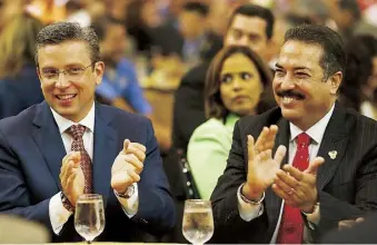  ??  ?? EL GOBERNADOR Alejandro García Padilla con Ángel González Carrasquil­lo, presidente del Colegio de Ingenieros y Agrimensor­es.