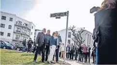  ?? RP-FOTO: ANDREAS ENDERMANN ?? Die Hans-Günter-Sohl-Straße wurde bereits in Luise-Rainer-Straße umbenannt. Bernd Desinger, Uwe Wagner, Klaudia Zepuntke und Klaus Franken (v.l) enthüllten im März das neue Schild.