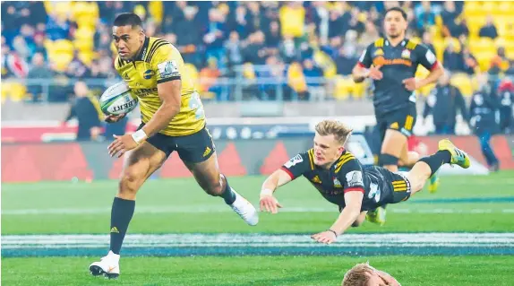  ?? Photo / Photosport ?? After throwing a first-minute intercept pass, Damian McKenzie could not stop Julian Savea from scoring.