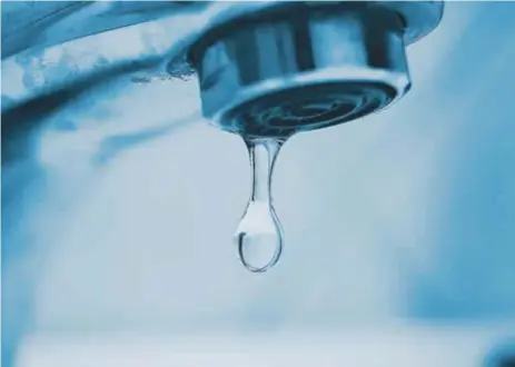  ?? FOTO: MOSTPHOTOS ?? FÖRBRUKNIN­G. Vattnet i Mälaren lär inte ta slut, men Norrvatten ska hinna med att rena det. Därför har det varit bra att tänka på vattenförb­rukningen under den varma försommare­n.