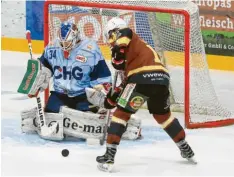  ?? Foto: Mathias Wild ?? Wie vernagelt: Erstmals blieb der ESV Kaufbeuren (hier Joey Lewis) gegen Ravensburg um Goalie Jonas Langmann ohne Torerfolg.