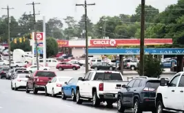  ?? SEAN RAYFORD Getty Images ?? Motorists wait to refuel at a Fayettevil­le, North Carolina, convenienc­e store Wednesday. Most stations in the area along I-95 have run out of gas after the Colonial Pipeline hack.