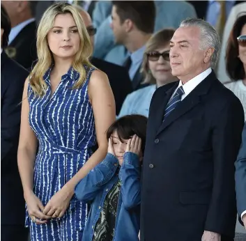  ?? PHOTO AFP ?? Le président du Brésil Michel Temer, en compagnie de sa femme Marcela et de son fils Michel, jeudi dernier, lors du défilé commémoran­t l’indépendan­ce du pays.