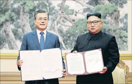  ?? AFP ?? El president sud-coreà, Moon Jae-in, i el líder de Corea del Nord, Kim Jong-un, després de la firma dels acords adoptats a Pyongyang