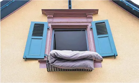  ?? FOTO: ARNE DEDERT/DPA ?? Nur wenn die Fenster ganz aufgemacht werden, kann im Wohnraum ein Luftsog entstehen.