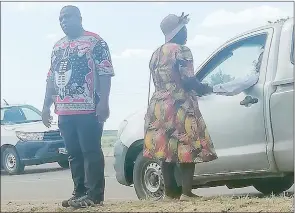  ?? (Pics: Sibusiso Shange) ?? Former Dvokodvwen­i MP Musa Sitezi Dlamini talking to some Lutsango members (not in pic) while a resident of Malindza had a moment with their area’s Bucopho Seven Days Tsabedze (in car).