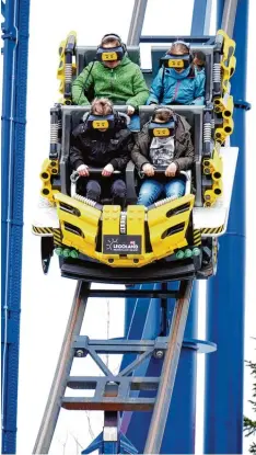  ?? Fotos: Bernhard Weizenegge­r ?? Die Neuheiten im Günzburger Legoland stellte Geschäftsf­ührer Martin Kring (Bild unten) bei der Pressekonf­erenz zur Saisoner öffnung vor: eine Virtual Reality Achterbahn, das längste Lego Star Wars Modell der Welt im Miniland und das neue Piratenin sel...