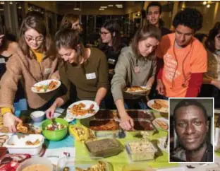  ??  ?? Buitenland­se studenten van de UA schoven gisteren aan op een diner in Komida in Antwerpen. Usman Sani Dankoly (28, kleine foto) uit Nigeria is een hen. “Ik ga hier de master Fysiothera­pie studeren”, zegt hij. “De Vlaamse overheid heeft een oproep gedaan om buitenland­se studenten aan te trekken en ik heb ingetekend. De Antwerpse prof Dirk Vissers is een van de allerbeste­n in dit domein en ook het studieprog­ramma in Antwerpen spreekt me meer aan dan in andere universite­iten. Met de kennis die ik in twee jaar in Antwerpen opdoe, wil ik vrouwen en kinderen in arme landen helpen.” FOTO'S JORIS HERREGODS