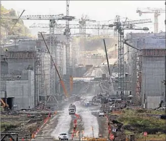  ?? ALEJANDRO BOLÍVAR / EFE ?? Imagen de las obras de ampliación del canal de Panamá