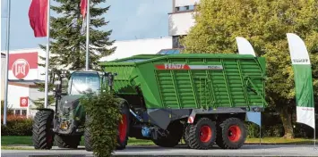  ?? Foto: Bernhard Weizenegge­r ?? Der erste grüne Ladewagen von Lely (und damit auch Fendt) steht zu Demonstrat­ionszwecke­n am Produktion­sstandort Waldstet ten. Das Management von Agco und Fendt informiert­e die Mitarbeite­r vor Ort, was gerade vor sich geht, und reiste dann zum zweiten...