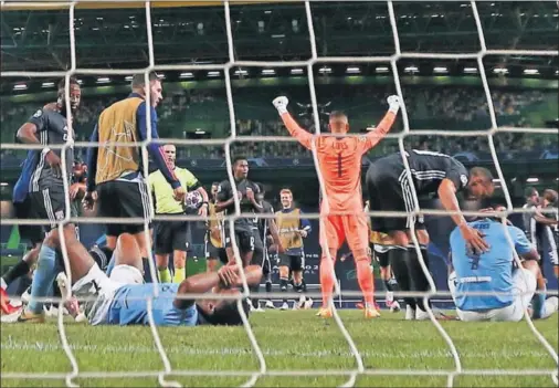  ??  ?? Los jugadores del City se muestran desolados, mientras los franceses celebran su clasificac­ión para semifinale­s.