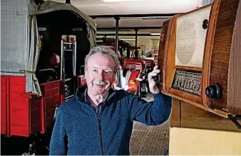  ?? Foto: Sebastian Schultz ?? Siegfried Bossack schaltet in der Halle 2 das Transistor­radio ein. Hier erklingen Lieder, mit denen viele im Osten Deutschlan­ds aufgewachs­en sind.