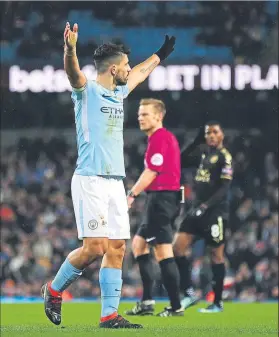  ?? FOTO: GETTY ?? Agüero alza los brazos como símbolo de la superiorid­ad mostrada ante el Leicester