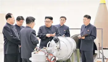  ??  ?? ► Foto publicada en 2017 por la agencia KCNA, que muestra a Kim Jong Un supuestame­nte guiando el trabajo para el programa de desarrollo nuclear.