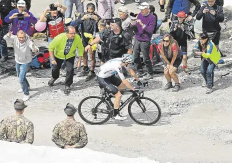  ?? Foto: 2x Profimedia.cz ?? Grande! Chris Froome stoupá už osamocen na nejvyšší vrchol včerejší etapy i celého Gira, 2 178 metrů vysoký průsmyk Finestre.