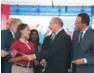  ??  ?? ↑ El presidente Danilo Medina corta la cinta, junto al ministro de Educación.