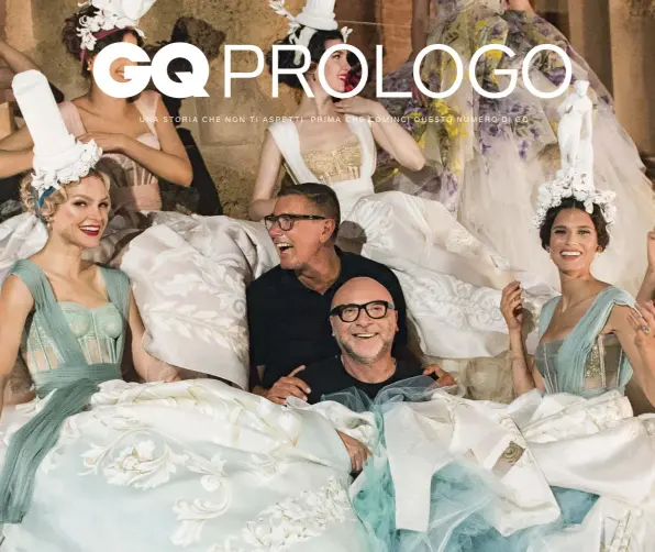  ??  ?? UNA STORIA CHE NON TI ASPETTI. PRIMA CHE COMINCI QUESTO NUMERO DI GQ
Domenico Dolce e Stefano Gabbana con le modelle della sfilata Dolce&gabbana Alta Moda. L’evento, massima espression­e del savoir faire Made in Italy, è stato realizzato nella Valle dei Templi, Agrigento, luglio 2019