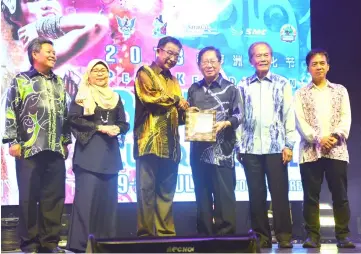  ??  ?? Abdul Karim (third left) presents a certificat­e of appreciati­on to Temenggong Dato Vincent Lau of KTS Trading Sdn Bhd, one of the sponsors of BCF. Others seen are (from right) Hii, Tiong, Rogayah and Siaw.