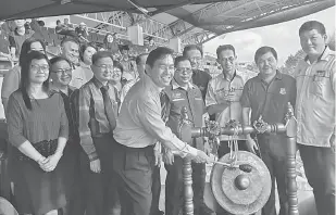  ??  ?? BEJADI: Sim (empat kiba) bejadika Karnival Olahraga Pom Enam Renggat Nengeri Sarawak 2019 di Stadium Tun Zaidi. Sama dipeda David (dua kanan) enggau Kong (kanan).