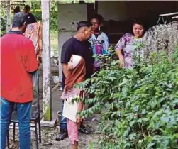  ??  ?? LOKASI mayat mangsa ditemui di belakang rumah.