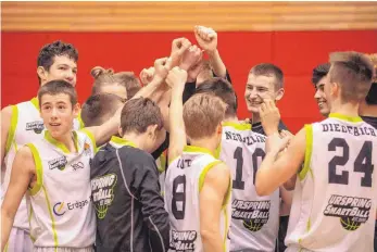  ?? SZ-FOTO: MAS ?? Berechtigt­en Grund zur Freude: Die U17 aus Urspring überzeugte und gewann ihr Bundesliga-Hauptrunde­nspiel gegen die Internatio­nale Basketball­akademie München.