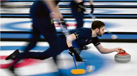  ?? Lillian Suwanrumph/AFP ?? Atleta sueco em competição de curling na pista do Cubo de Gelo, nos Jogos de Inverno de Pequim