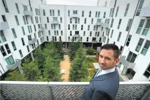  ?? Photos by Paul Kuroda / Special to The Chronicle ?? Wade Machon, the community manager of 855 Brannan Apartments, shows off the complex’s open public space in the Showplace Square housing showcase.