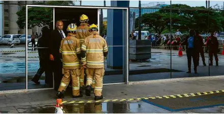  ?? Pedro Ladeira/Folhapress ?? Trabalhado­res evacuam edifício, e bombeiros vistoriam prédio na região central de Brasília após relatos de tremor