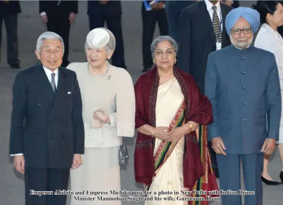  ??  ?? Emperor Akihito and Empress Michiko pose for a photo in New Delhi with Indian Prime
Minister Manmohan Singh and his wife, Gursharan Kaur