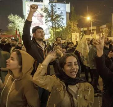  ?? PHOTO REUTERS ?? Plusieurs Iraniens scandaient des slogans antiaméric­ains et anti-israéliens dans la capitale de Téhéran, après la riposte de leur pays dans ce conflit qui dégénère.