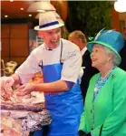  ??  ?? Fishmonger Pat O’Connell and Queen Elizabeth in the English market