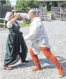  ?? FOTO: PRIVAT ?? Darsteller aus unterschie­dlichen Epochen des Mittelalte­rs finden sich auf der Bachritter­burg in Kanzach ein.