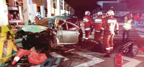  ?? [FOTO IHSAN BOMBA] ?? Anggota bomba mengeluark­an mayat mangsa kemalangan di Plaza Tol Batu Tiga Shah Alam, malam semalam.