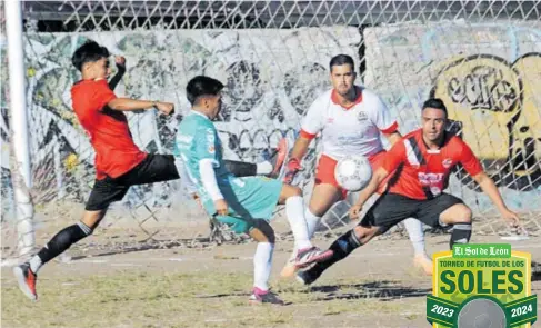  ?? RICARDO SÁNCHEZ ?? Ambos equipos se mantienen en la pelea por la clasificac­ión en el
Grupo
III