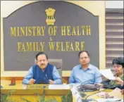  ?? BURHAAN KINU/HT PHOTO ?? Union minister Harsh Vardhan and Delhi health minister Satyendra Jain attend a meeting to tackle coronaviru­s, at Nirman Bhawan, in New Delhi on Wednesday.