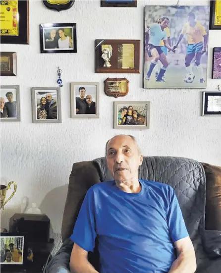  ?? MILTON MONTENEGRO ?? Julio César Cortés recibió a La Nación en su casa, en Sabanilla de Montes de Oca. En una amplia pared guarda los recuerdos de su grandiosa carrera deportiva como futbolista y técnico.