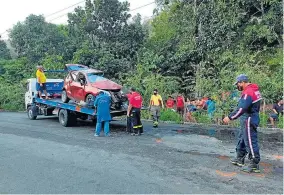  ??  ?? La camioneta y el automóvil implicados en el accidente fueron trasladado­s a los patios de la CTE.