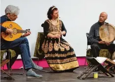  ?? Foto: Dagmar Hub ?? Die Arabistik Professori­n Claudia Ott spielt auf der Nay Flöte, Roman Bunka (links, Oud) und Issam El Mallah (arabische Trommeln) begleiten sie.