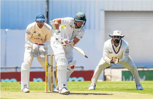  ?? Picture: MICHAEL SHEEHAN/GALLO IMAGES ?? NO BACKING DOWN: Eddie Moore of the Warriors, with Yaseen Vallie, hammered their way to a mammoth 180-run partnershi­p against the Multiply Titans on the opening day of their 4-day franchise series match at Buffalo Park in East London on Friday.