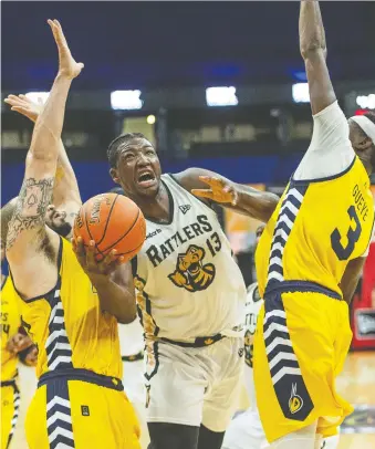  ?? RICK ELVIN FILES ?? Saskatchew­an Rattlers’ Shaquille Keith breaks through Edmonton Stingers’ Grandy Glaze and Mamadou Gueye in a game last August. The teams will renew acquaintan­ces later this month.