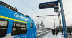  ?? Foto: Marcus Merk (Archivbild) ?? Zugausfäll­e gab es am Gersthofer Bahnhof in diesem Jahr schon bei eisiger Kälte.