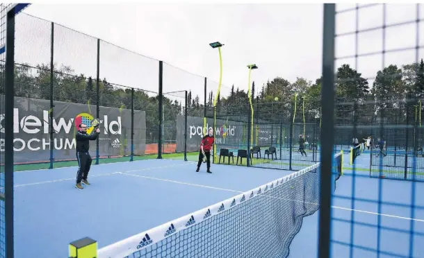  ?? FOTO: WEGENER ?? So sieht es in Bochum aus: Die Spielfelde­r sind von Umrandunge­n umgeben, die ins Spiel einbezogen werden können. Wie beim Tennis gibt es ein Netz.