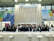  ?? ?? Ritratto di gruppo Al Vinitaly si è parlato non solo di vini pugliesi ma anche del pesce di Puglia